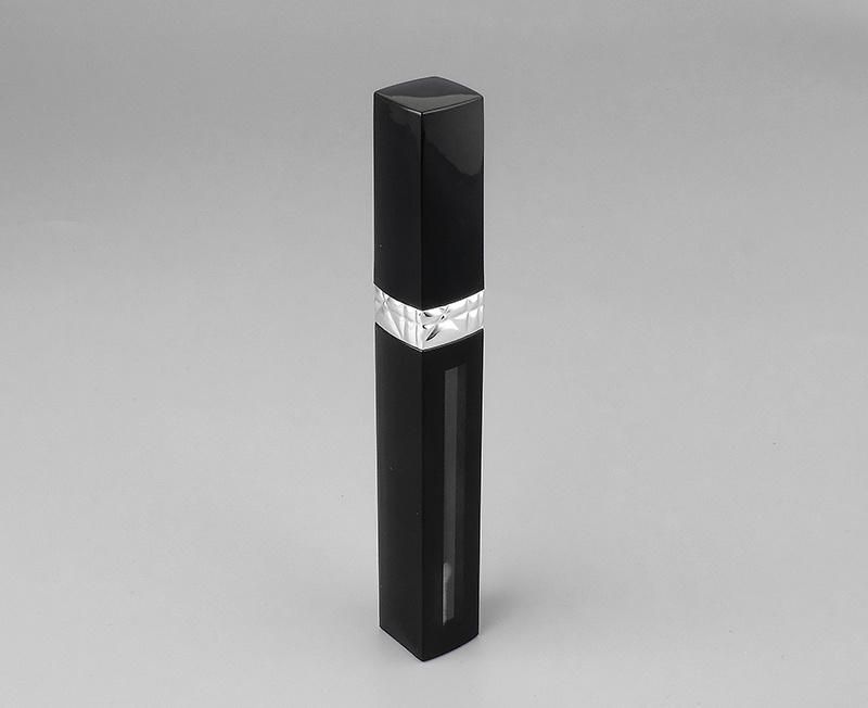 Fashion in Stock 5ml Cosmetic Lipgloss Tubes Empty Plastic Black Luxury Lip Gloss Tube with Wands